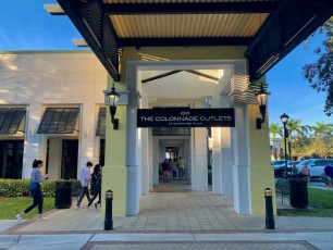 Les magasins d'usine de luxe dans la colonnade de Sawgrass Mills à Sunrise en Floride.