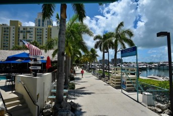 Promenade devant la Marina de Miami Beach