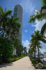 Promenade devant la Marina de Miami Beach