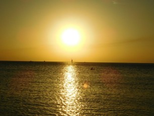 Coucher de soleil sur la plage de Delnor-Wiggins Pass State Park à Naples Floride