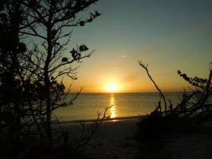 Coucher de soleil sur la plage de Delnor-Wiggins Pass State Park à Naples Floride