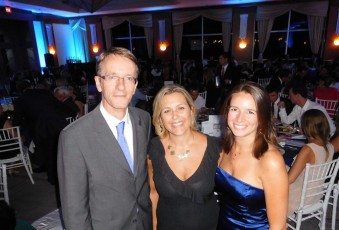 Philippe Létrilliart (consul de France) avec Séverine Gianese-Pittman et Pascale Villet (pdte. et dir. de la FACC) lors du dîner de gala 2015