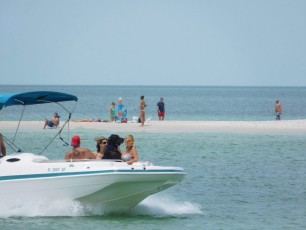 Bateau sur la plage de Delnor-Wiggins Pass State Park à Naples Floride