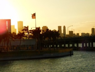 Coucher de soleil sur Miami Downtown et Brickell vus de la mer.