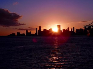 Coucher de soleil sur Miami Downtown et Brickell vus de la mer.