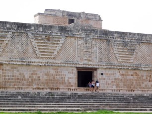 Uxmal-Pyramide-Maya-Yucatan-Mexique-8845