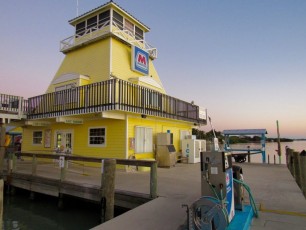 Coucher de soleil sur la Lemon Bay au phare de la Stump Pass marina à Englewood en Floride