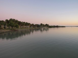 Coucher de soleil sur la Lemon Bay au phare de la Stump Pass marina à Englewood en Floride