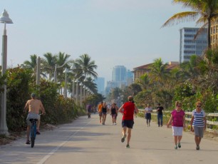 Les Canadiens ont nettoyé la plage de Hollywood (Floride)