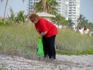 La consule générale du Canada Susan Harper durant l'opération de nettoyage de la plage de Hollywood.
