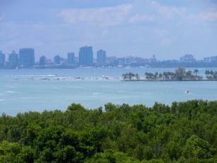 La Skyline de Miami vue depuis le phare du Cape Florida State Park, sur l'île de Key Biscayne (Miami en Floride)