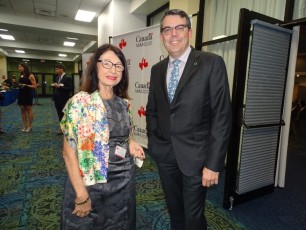 Michèle Vasilescu (agent immobilier) et Louis Rhéaume (président de Desjardins Bank) lors du gala des 10 ans de la Chambre de commerce Canada-Floride