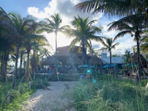 Coucher de soleil su le tiki-bar "Lucky Fish" de la plage de Pompano Beach en Floride