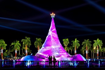 Noël en Floride du sud : Les soirées de lancement des illuminations et animations en novembre 2021. Cette photo : Sandi à West Palm Beach.