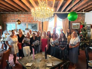 Les femmes du French Club de la Treasure Coast durant leur dîner de Noël 2021.