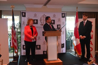 Josh Levy (maire de Hollywood) remettant une proclamation à Susan Harper (consule générale du Canada) et, lors de la fête du Canada Day 2022 à Fort Lauderdale en Floride.