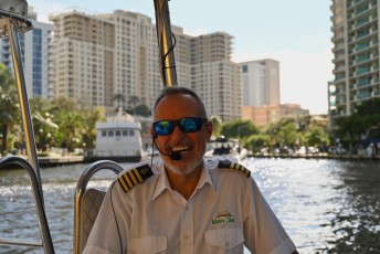 Captain Alex à bord du Water Trolley sur la New River de Fort LauderdaleCaptain Alex à bord du Water Trolley sur la New River de Fort Lauderdale