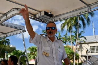 Captain Alex à bord du Water Trolley sur la New River de Fort Lauderdale