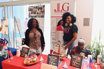 L'avocate Ruth Jean à gauche, durant la Fête du livre de Little Haïti 2023