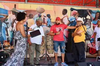 Remise de récompense à Jan Mapou durant la Fête du livre de Little Haïti 2023