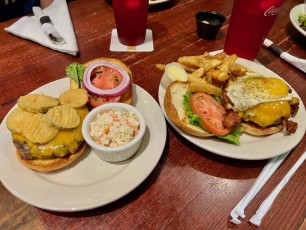 Déjeuner au restaurant Half Wall dans la jolie ville de DeLand, près d'Orlando en Floride
