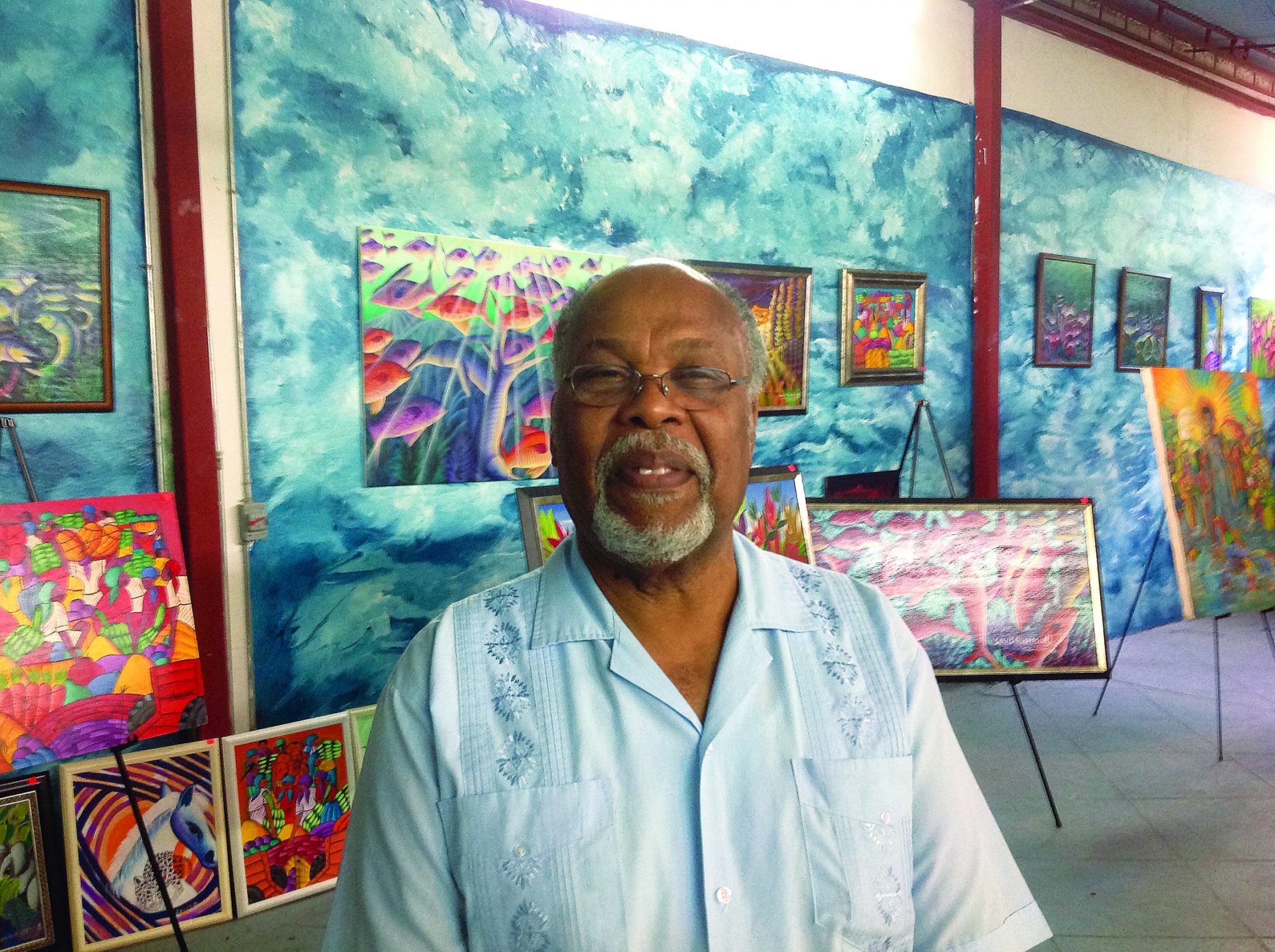 Jan Mapou dans sa salle d’exposition.