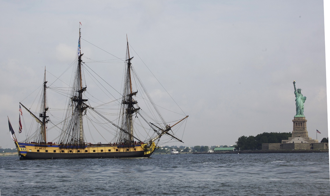 L'Hermione devant la statue de la Liberté