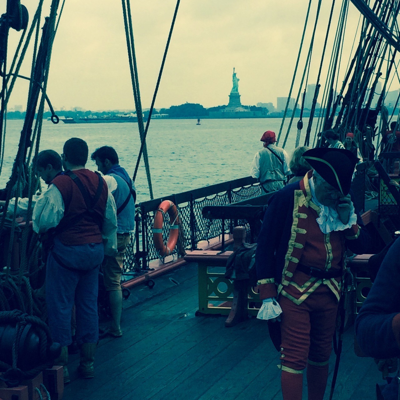 L'Hermione devant la statue de la Liberté à New-York