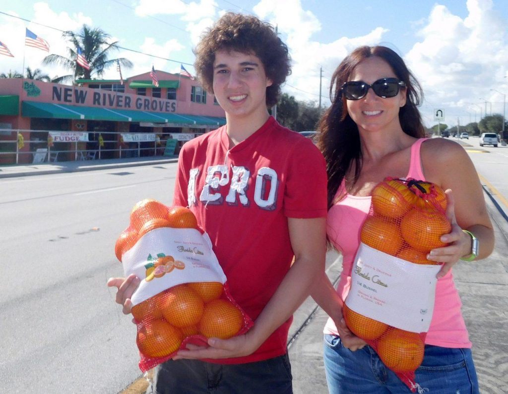 Lisa Roth et son fils Max devant leur boutique familiale de Dania (à Côté de Ft Lauderdale)