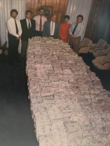 Découverte de millions de dollars par le DEA dans une maison de Pablo Escobar (dans les années 1980)
