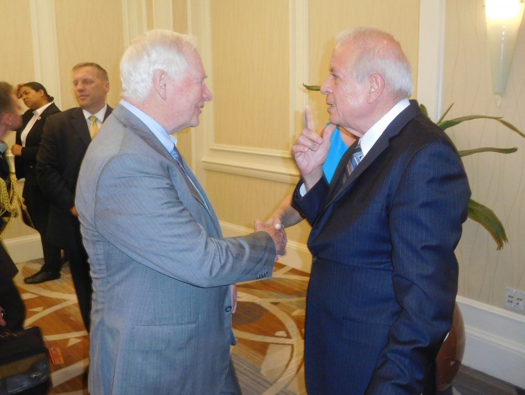 Sir Thomas Johnston avec le maire de Miami, Tomas Regalado