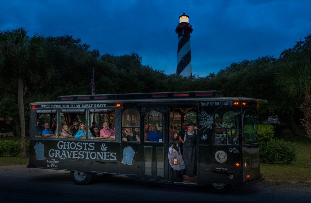 St-Augustine est célèbre pour ses nombreux "tours hantés" tels que les tours de tramway « Ghosts & Gravestones », pour ses fantômes et ses pierres tombales.