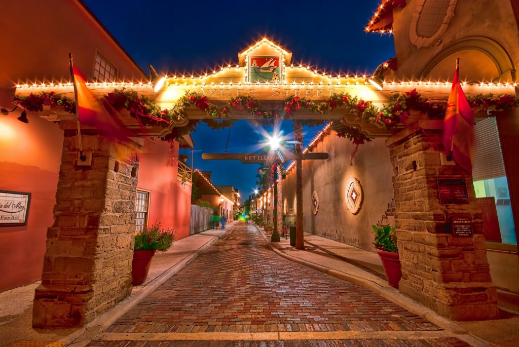 La rue Aviles décorée pour les Nuits de Lumières annuelles de Saint-Augustine.
