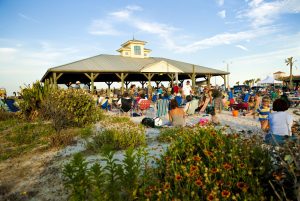 Des concerts gratuits ont lieu chaque mercredi, de mai à septembre dans le parc St. Johns County Pier de la Plage de St Augustine Beach