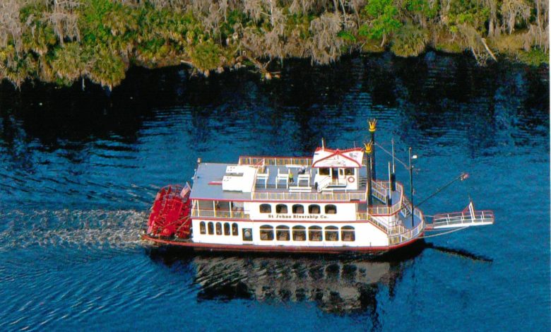 En bateau à roues sur la majestueuse St Johns River, au nord d'Orlando en Floride
