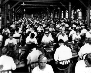 Fabricants de cigares à Ybor City dans les années 1920 (photo : domaine public)