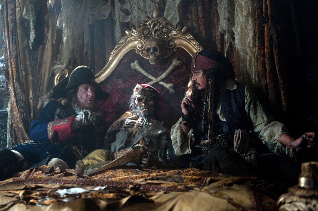 Le capitaine Barbosa et Jack Sparrow devisant sur le lit de mort de Ponce de Leon (Pirates des Caraïbes : La Fontaine de Jouvence)