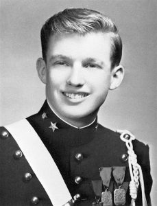 Donald Trump étudiant à l'académie militaire de New-York.