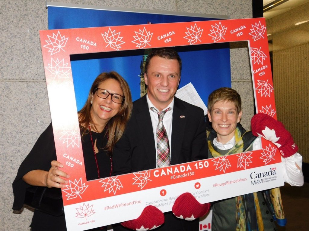 Trois membres du consulat du Canada à Miami : Georgette Pepper, le consul Laurent Morel-à-L'Huissier et Elaine Brouca