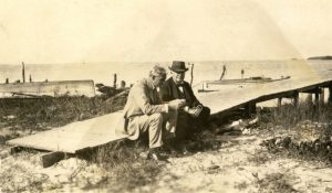 Edison et Ford devisant sur la jetée de Punta Rassa en 1925.