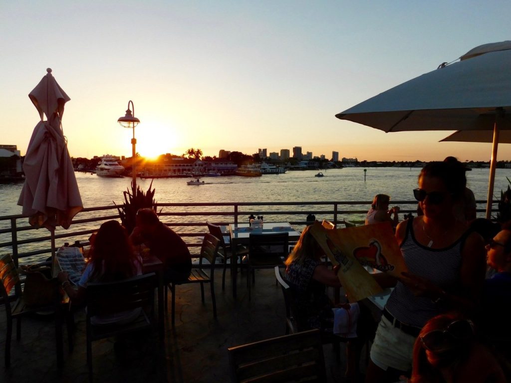 Coucher de soleil sur la rivière Intracoastal et la skyline de Fort Lauderdale en Floride, depuis le restaurant Pelican Landing