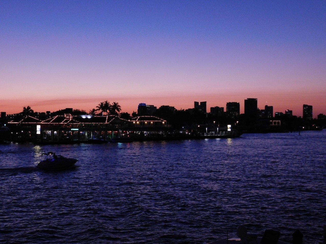 Coucher de soleil sur la rivière Intracoastal et la skyline de Fort Lauderdale en Floride