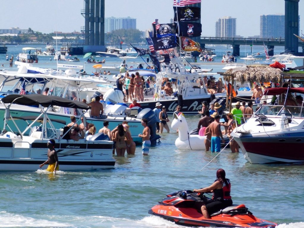 Fêtes endiablées sur la barre de sable de Peanut Island en Floride.
