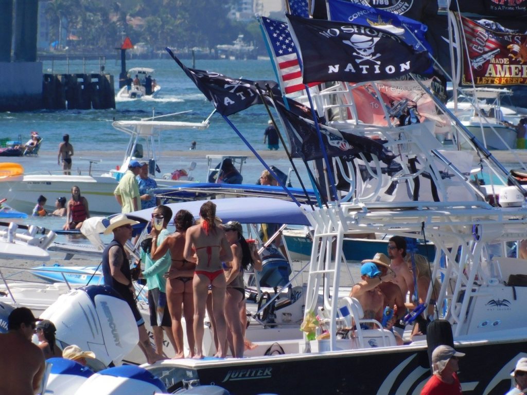 Fêtes endiablées sur la barre de sable de Peanut Island en Floride.