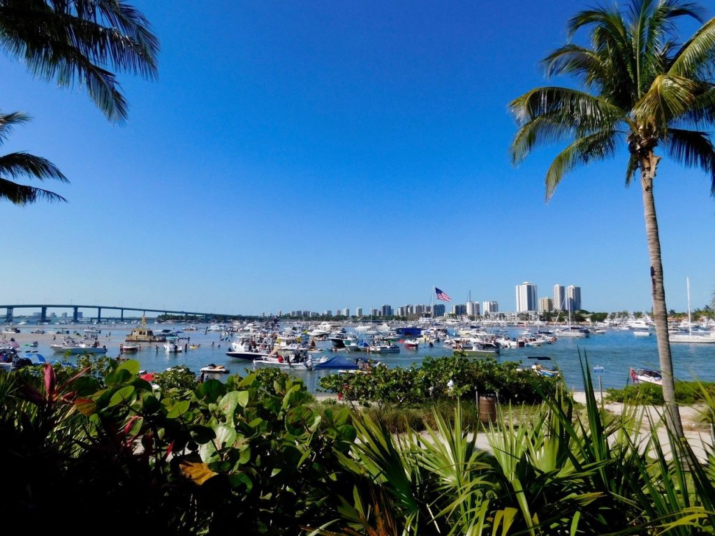 Fêtes endiablées sur la barre de sable de Peanut Island en Floride.