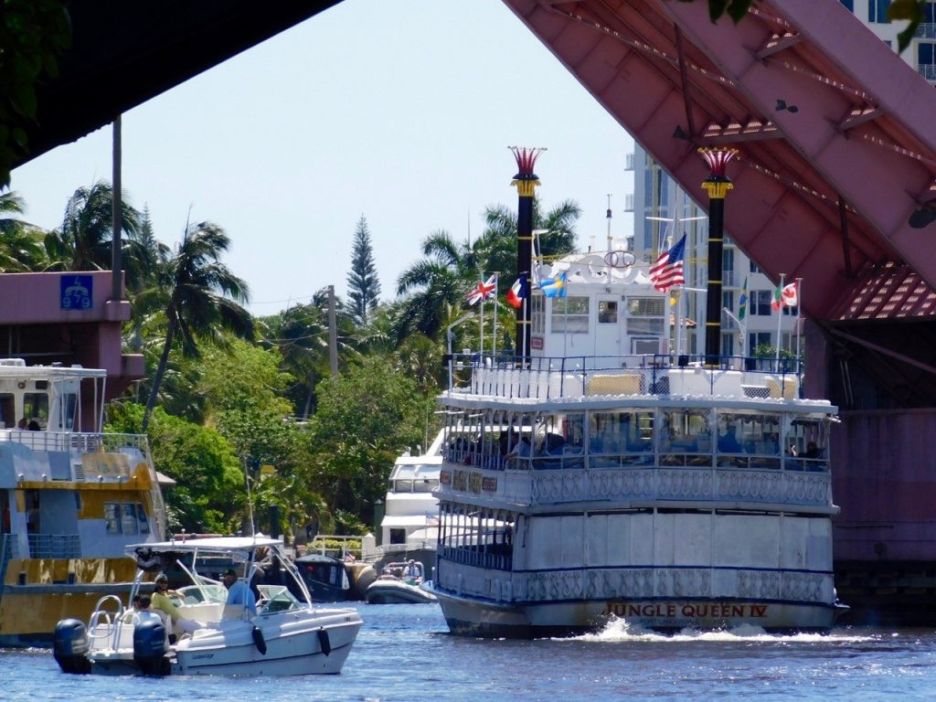 Le bateau Jungle Queen passant sous un pont du Riverwalk à Fort Lauderdale