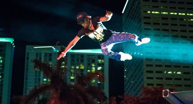 Le rappeur Lil Uzi Vert saute dans la foule à Miami