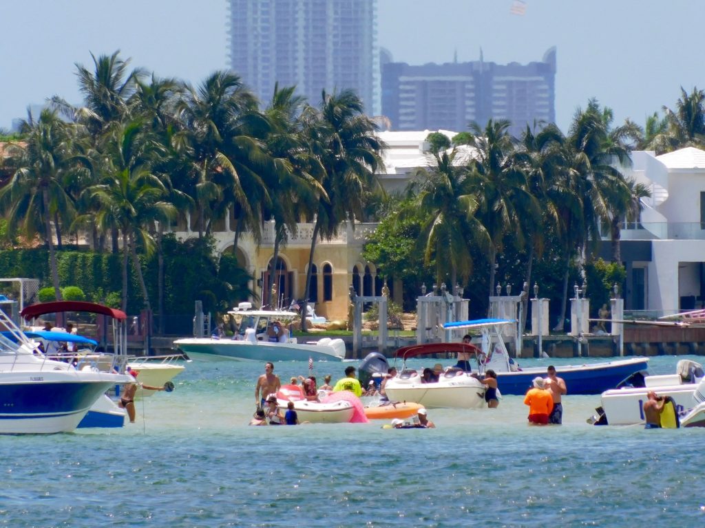 Fêtes sur les bateaux sur la barre de sable de Haulover Sandbar à Miami Beach en Floride