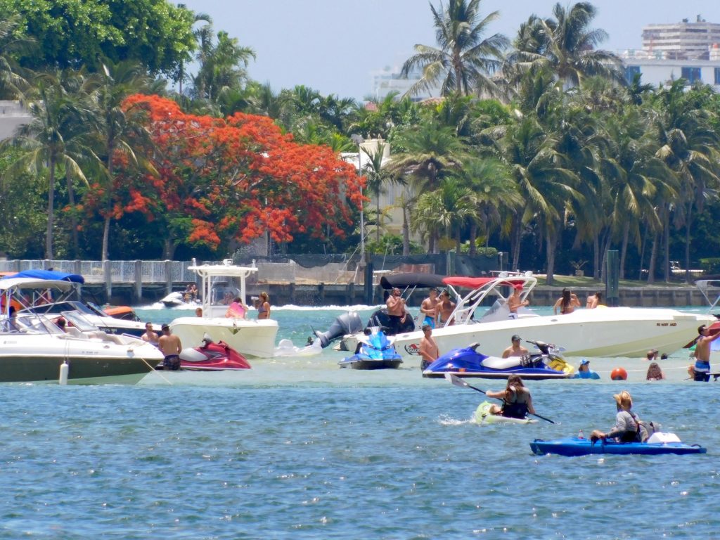 Fêtes sur les bateaux sur la barre de sable de Haulover Sandbar à Miami Beach en Floride