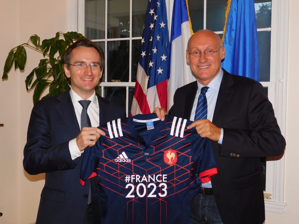 Le consul Clément Leclerc reçoit le maillot France2023 des mains de Bernard Laporte, le 18 août 2017 à Miami.